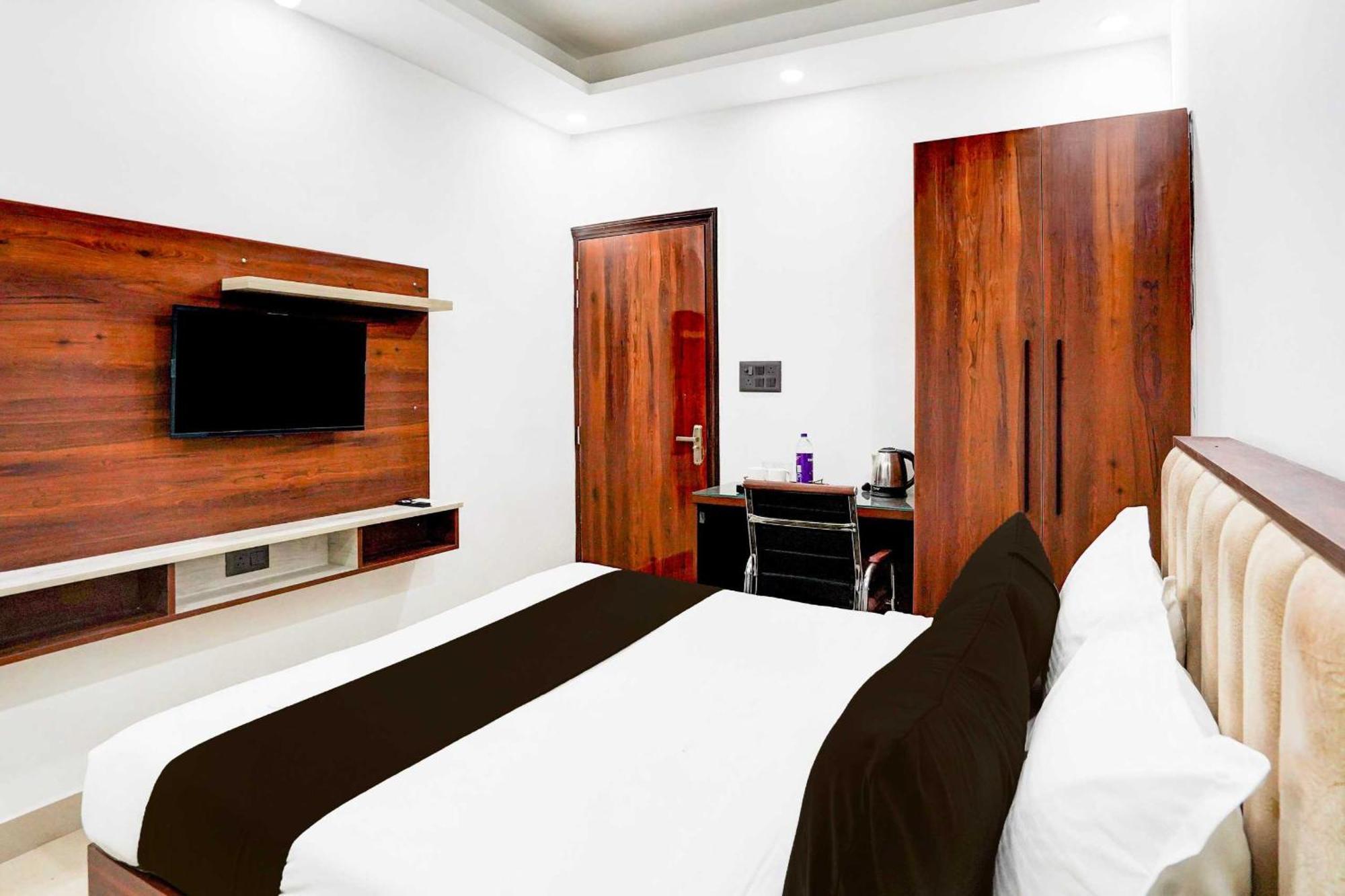 Super Hotel O Global New Delhi Exterior photo