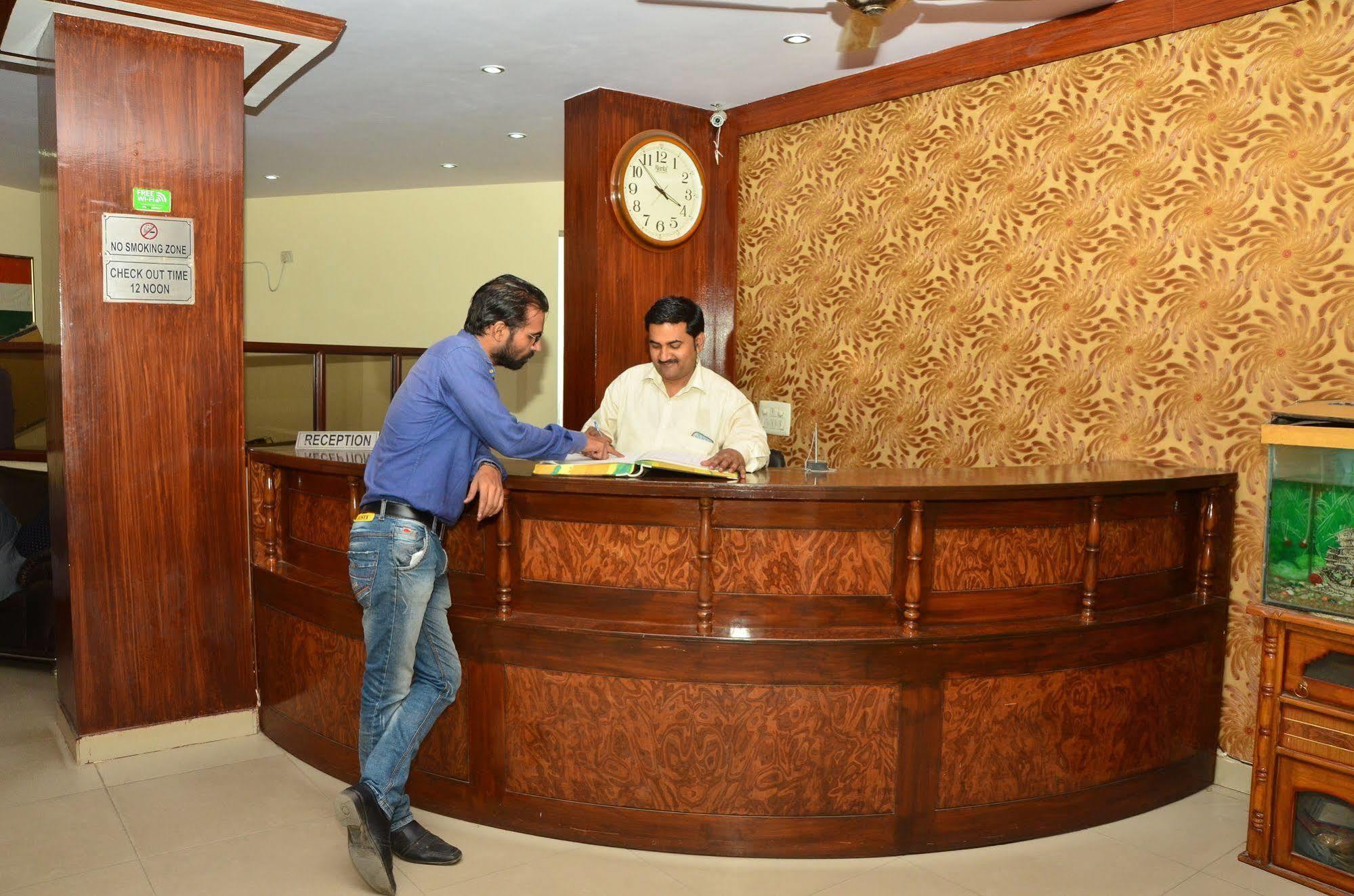 Super Hotel O Global New Delhi Exterior photo