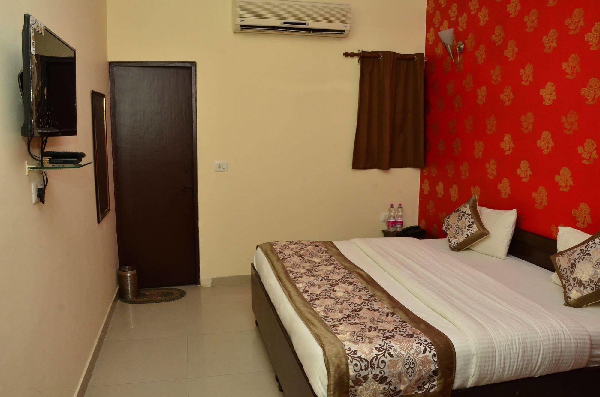 Super Hotel O Global New Delhi Exterior photo